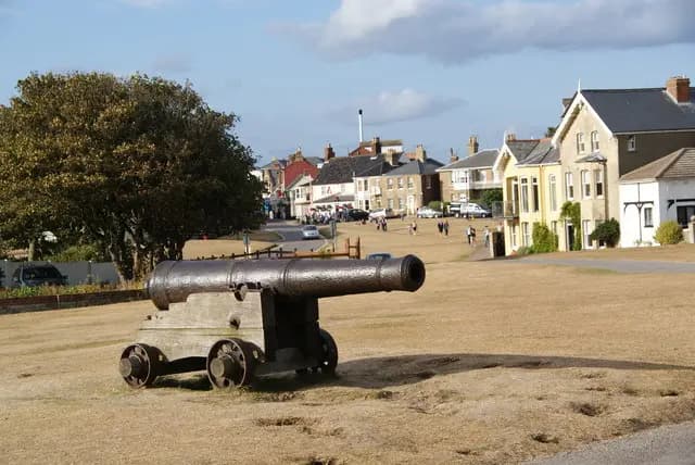 One of the eighteen-pounder guns on Gun Hill, with South Green and the town behind it