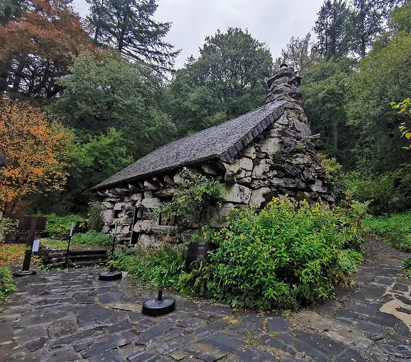 Tŷ Hyll (The Ugly House)