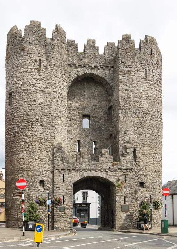St Laurence's Gate and the Town Walls