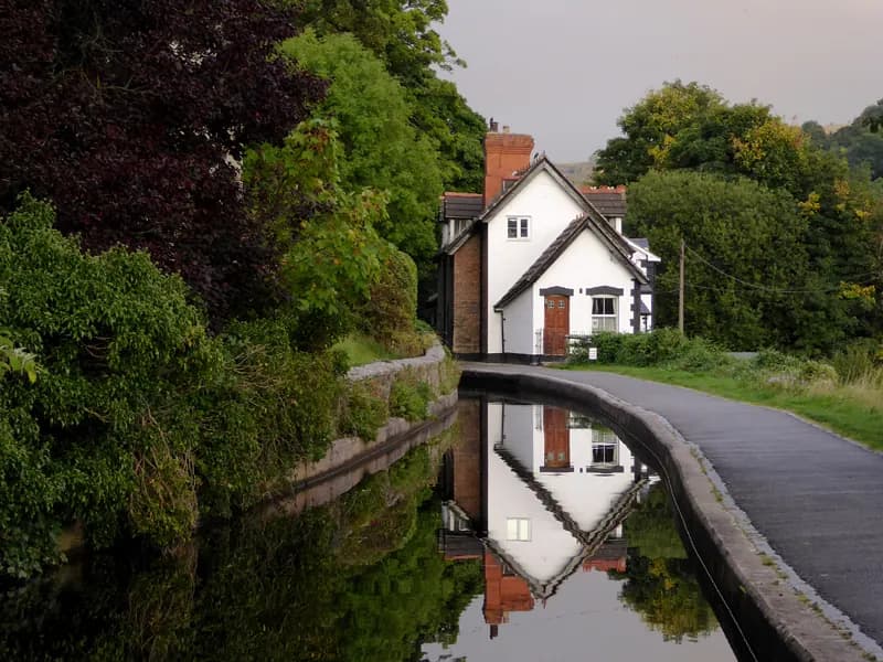 Towpath walk from the wharf to the Horseshoe Falls